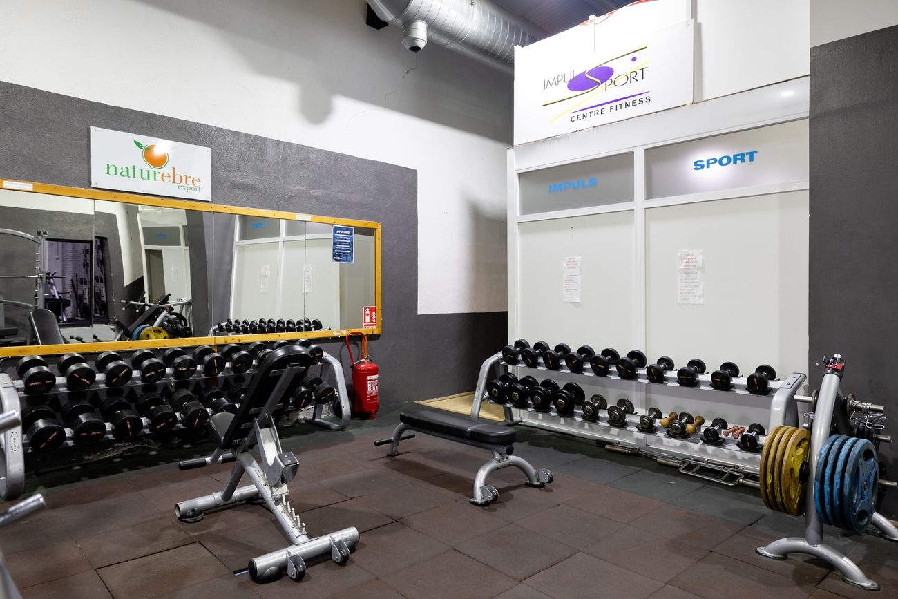 Zona de musculación — peso libre en Impuls Sport Gym